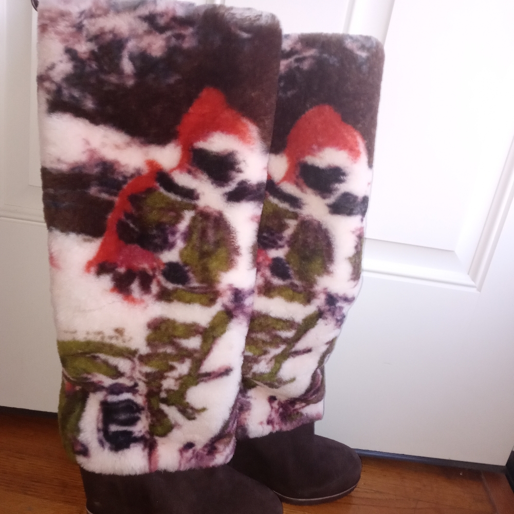 UGG Claire Tabouret Fluff Boot